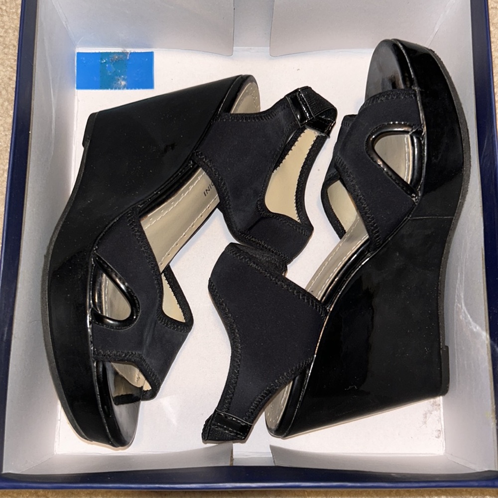 Adrienne Vittadini black wedge sandals